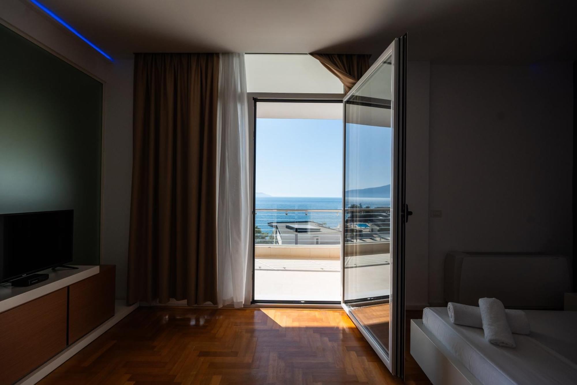 Thea Hotel Vlore Exterior photo
